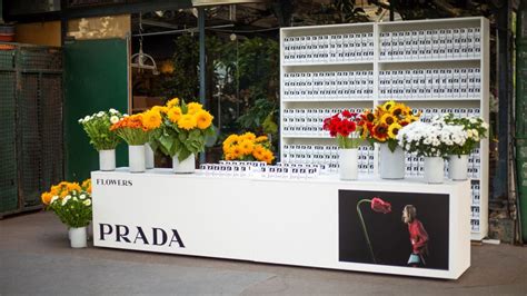 prada regala fiori milano|Prada Milano edicola speciale che vende fiori .